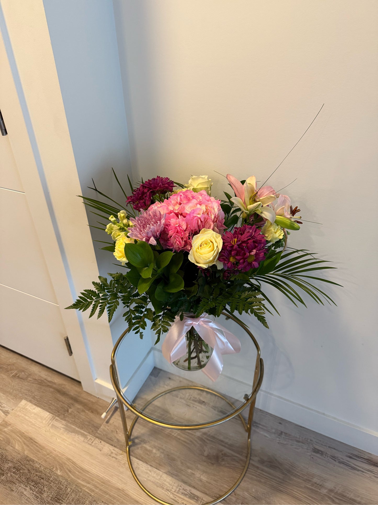 Elegant Vase Arrangement – Fresh Flowers